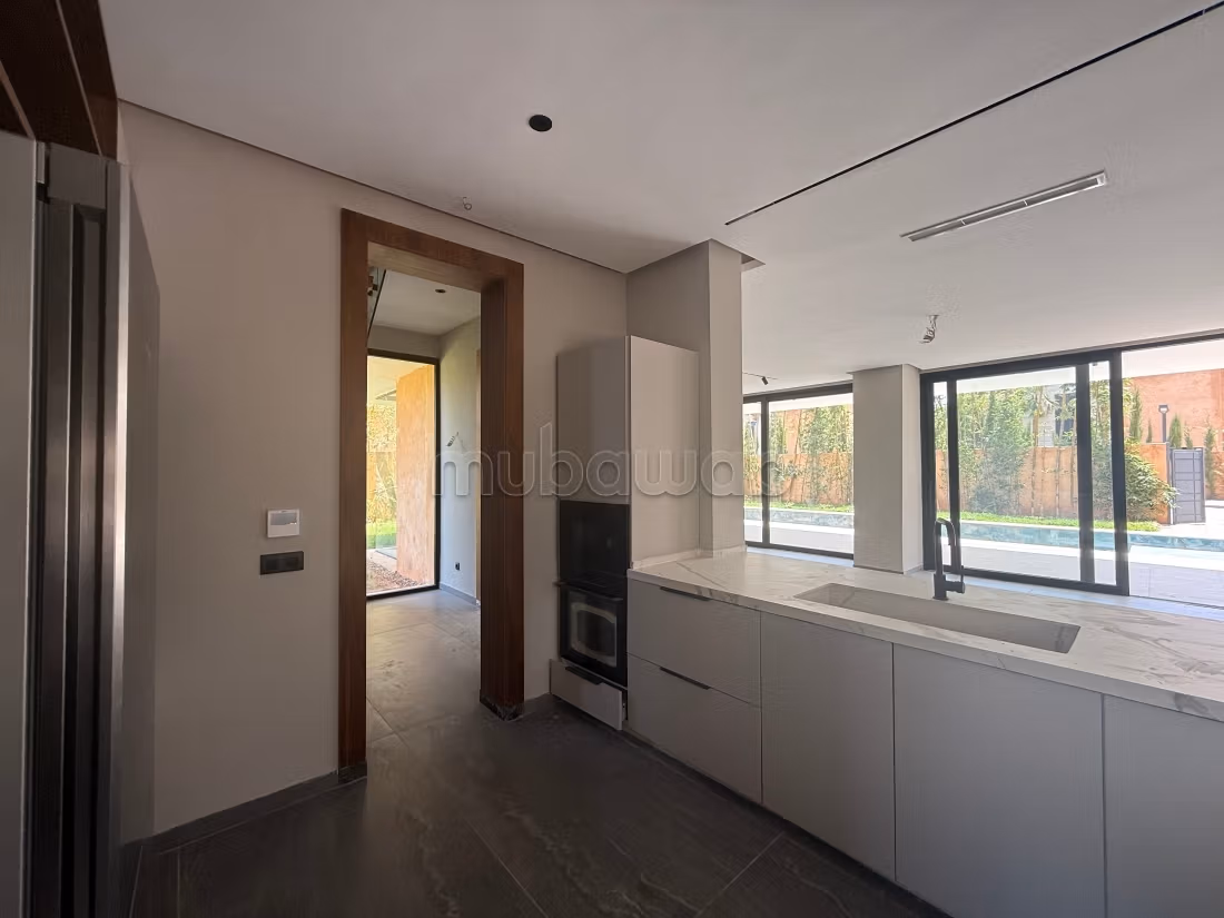 Magnifique villa à vendre à Route de l'Ourika. 
4 chambres agréables. 
Piscine et air conditionné