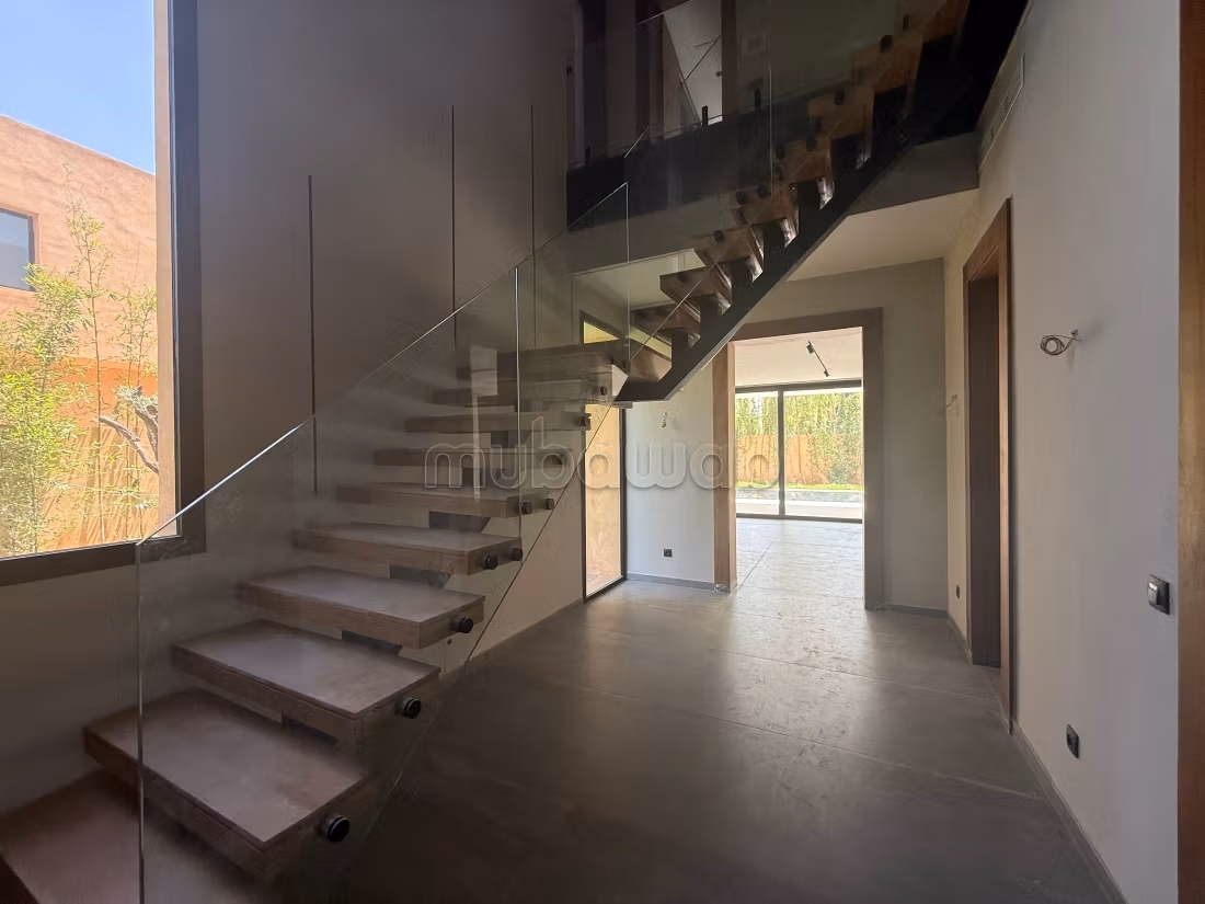 Magnifique villa à vendre à Route de l'Ourika. 
4 chambres agréables. 
Piscine et air conditionné