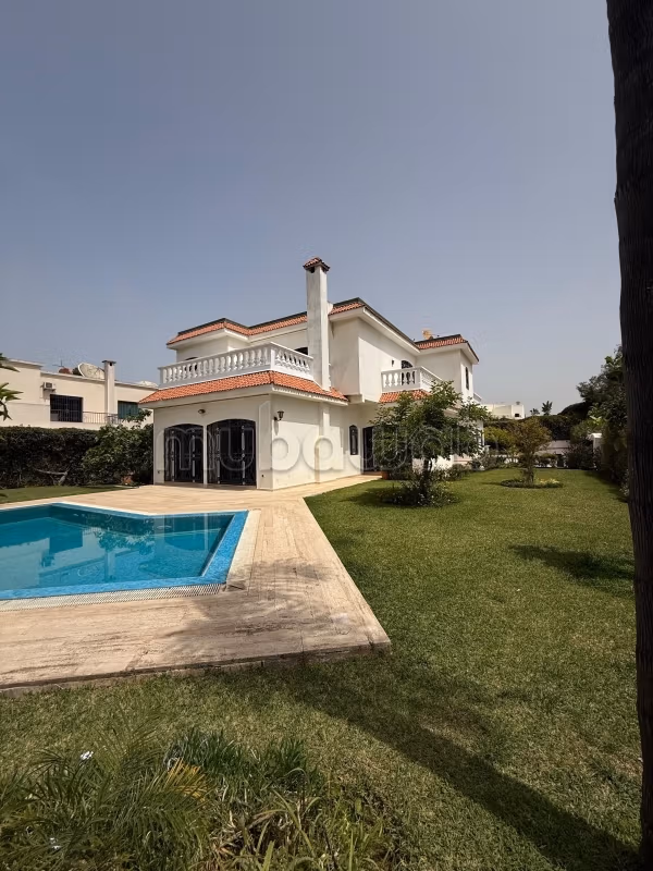 Maison de luxe à louer à Riyad. Superficie 1000 m². Cheminée et service de conciergerie