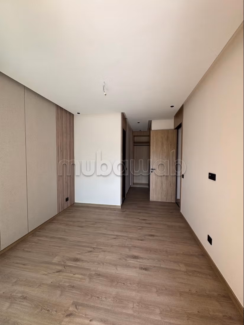 Très bel appartement en location à Souissi.
3 pièces confortables.
Porte blindée et résidence sécurisée — 5