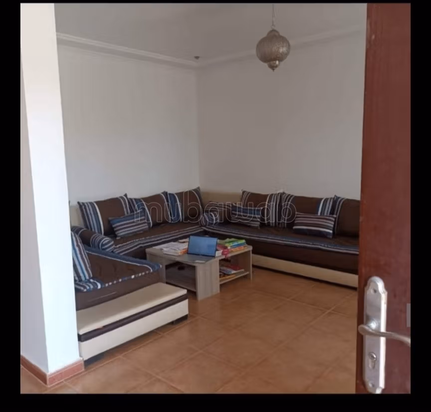 Villa, met drie gemeubileerde appartementen, getiteld