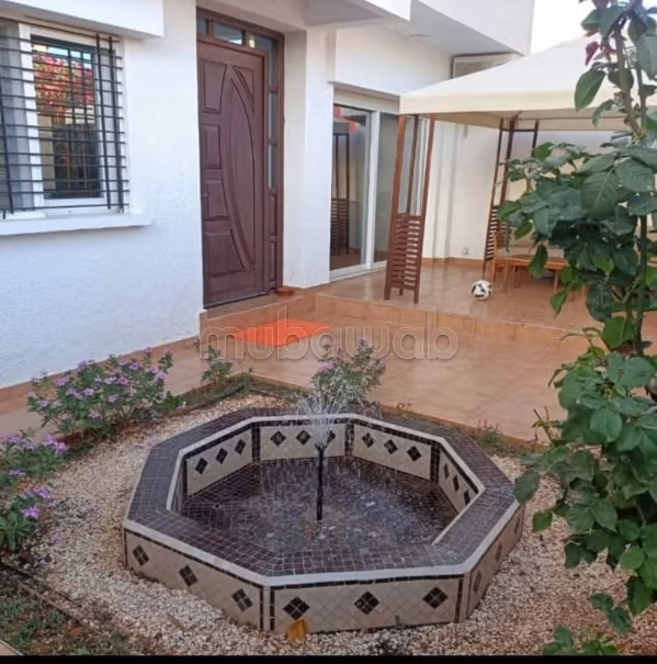 Villa, met drie gemeubileerde appartementen, getiteld