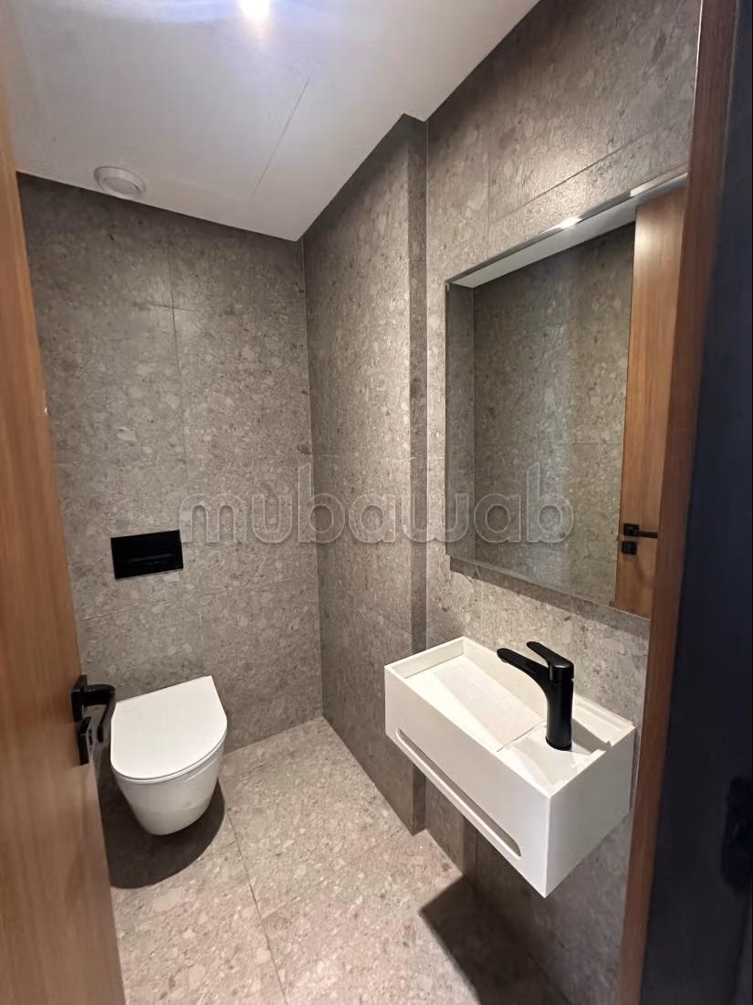Location penthouse Casablanca Finance City.
3 chambres agréables.
Service de concierge et climatisation — 2