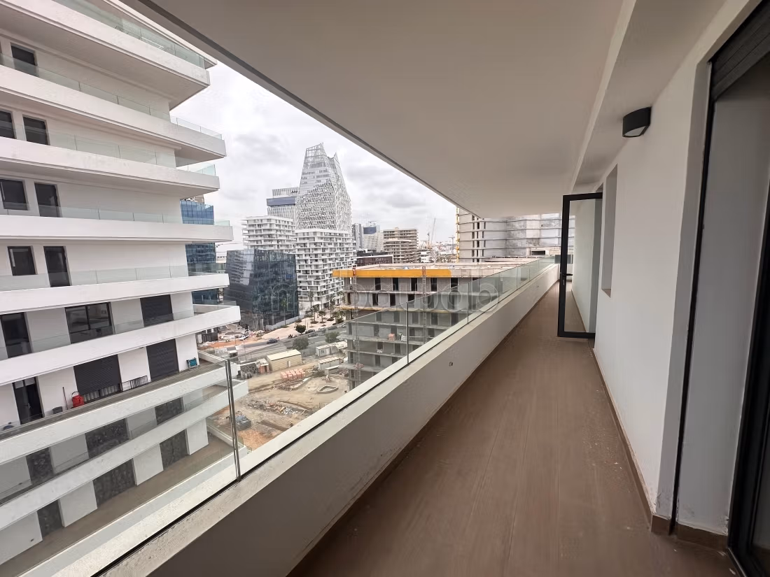 Location penthouse Casablanca Finance City.
3 chambres agréables.
Service de concierge et climatisation — 5