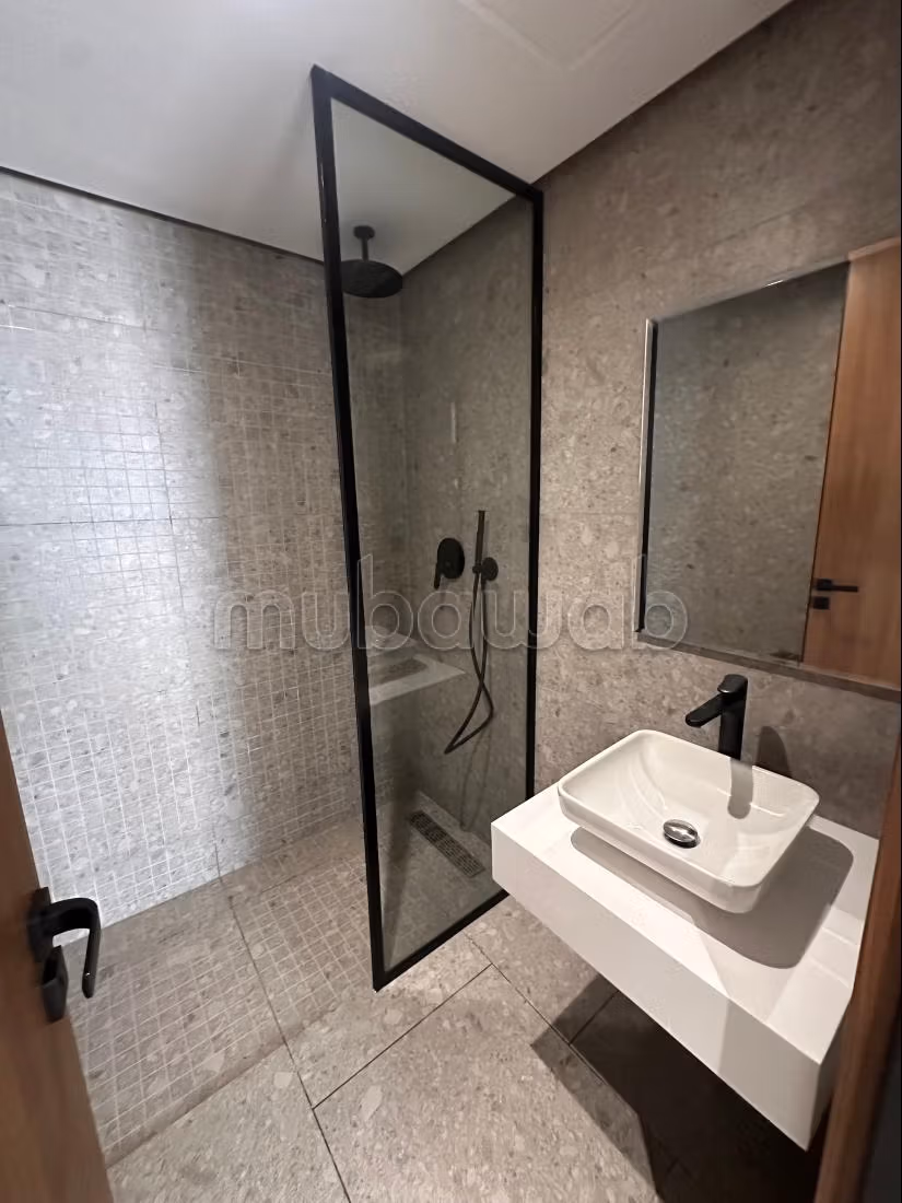 Location penthouse Casablanca Finance City.
3 chambres agréables.
Service de concierge et climatisation — 6