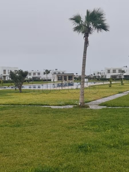 Maison duplexe de luxe à vendre à Sidi Rahal.
Surface totale 130 m².
Résidence sécurisée, climatisation générale
