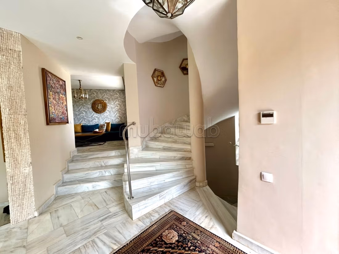 Villa de haut standing à vendre à Dar Bouazza. Surface de 305 m². Tout confort avec piscine et cheminée