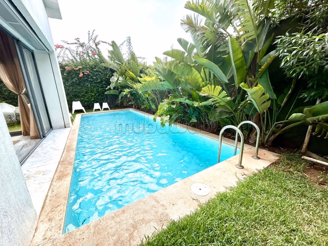 Villa de haut standing à vendre à Dar Bouazza. Surface de 305 m². Tout confort avec piscine et cheminée