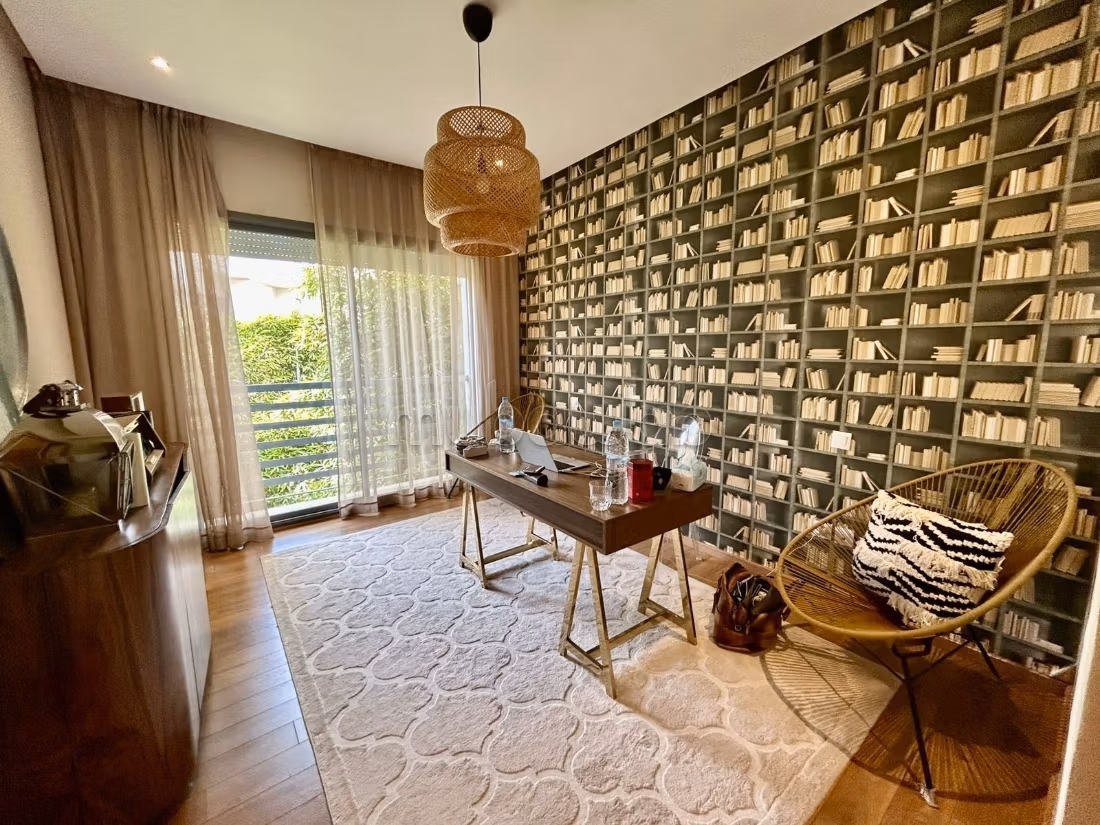 Villa de haut standing à vendre à Dar Bouazza. Surface de 305 m². Tout confort avec piscine et cheminée
