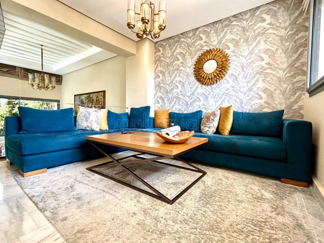 Villa de haut standing à vendre à Dar Bouazza. Surface de 305 m². Tout confort avec piscine et cheminée