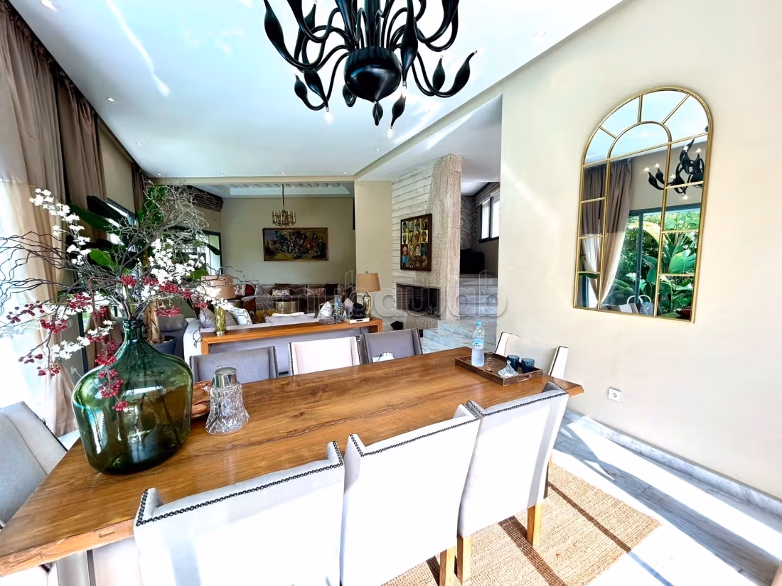 Villa de haut standing à vendre à Dar Bouazza. Surface de 305 m². Tout confort avec piscine et cheminée