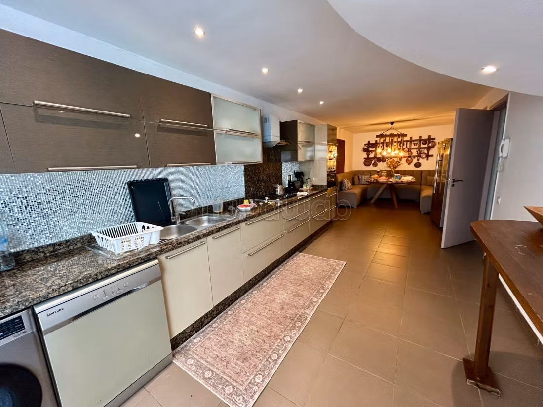 Villa de haut standing à vendre à Dar Bouazza. Surface de 305 m². Tout confort avec piscine et cheminée