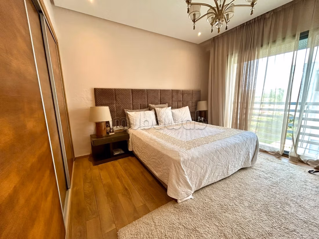 Villa de haut standing à vendre à Dar Bouazza. Surface de 305 m². Tout confort avec piscine et cheminée