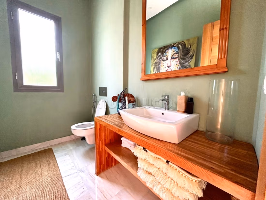 Villa de haut standing à vendre à Dar Bouazza. Surface de 305 m². Tout confort avec piscine et cheminée