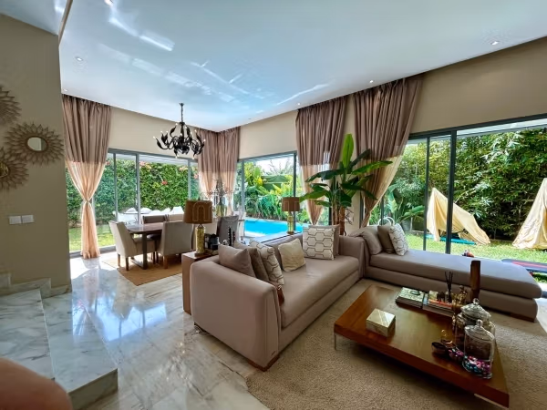 Villa de haut standing à vendre à Dar Bouazza. 
Surface de 305 m². 
Tout confort avec piscine et cheminée