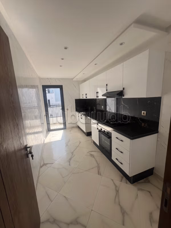 شقة رائعة للإيجار بوسط المدينة. 3 غرف جميلة. مع المرآب والمصعد