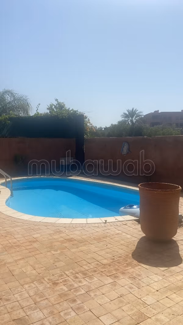 Maison de luxe à louer à Route Casablanca. 
3 pièces. 
Cheminée et climatisation