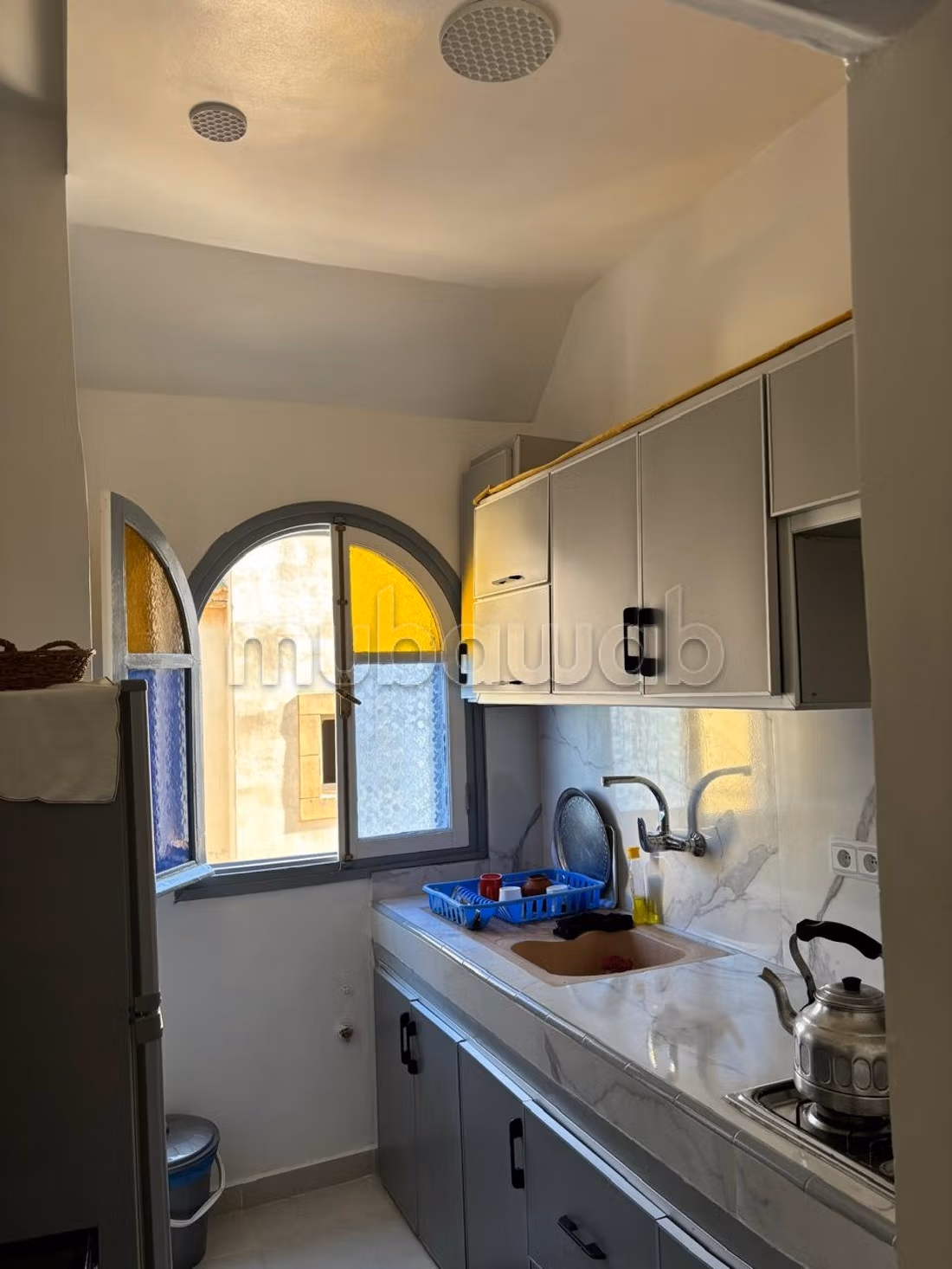 Location saisonnière à Bab Enzh. Surface de 56 m². Porte blindée et chauffage central