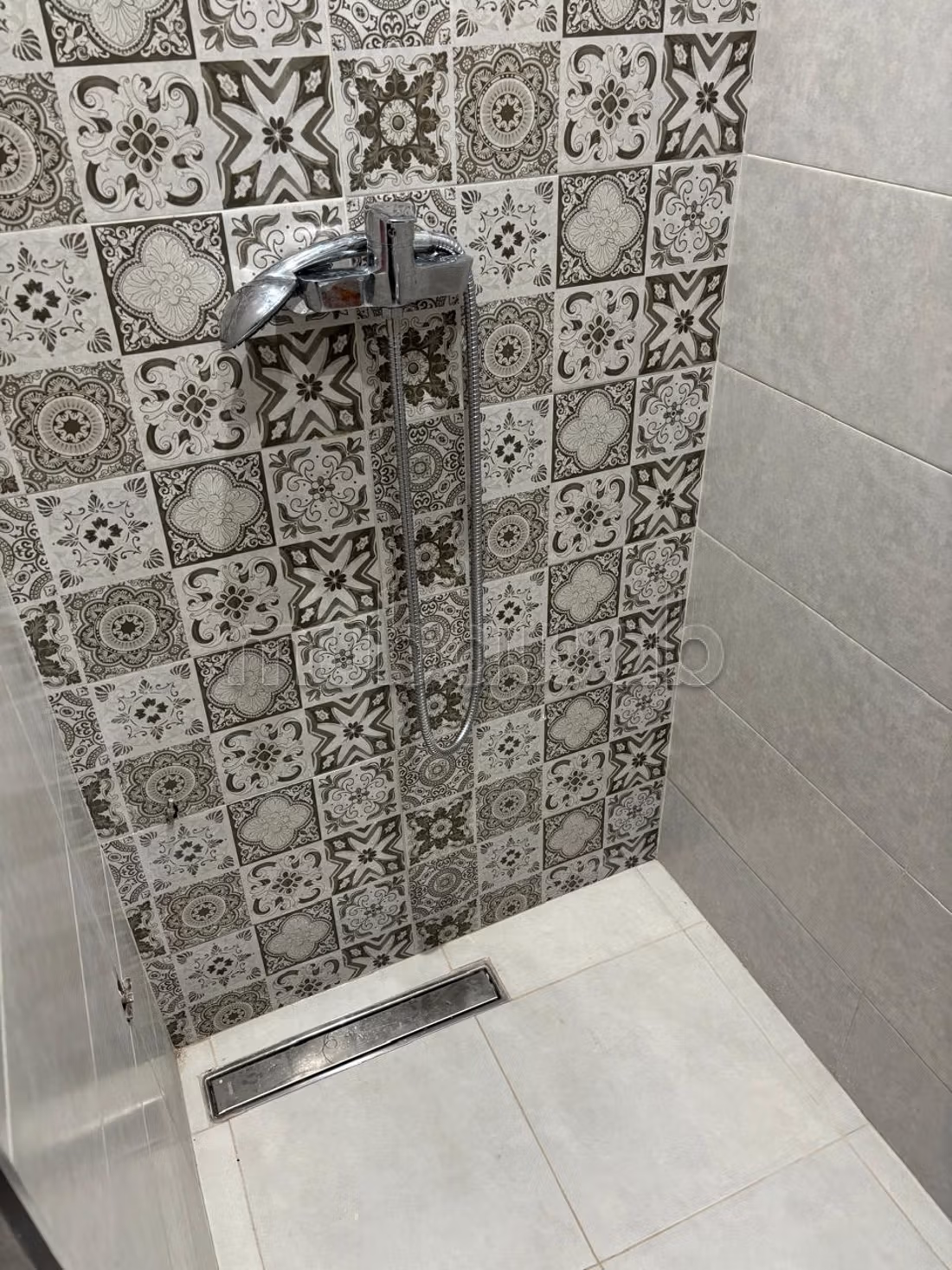 Location saisonnière à Bab Enzh. Surface de 56 m². Porte blindée et chauffage central