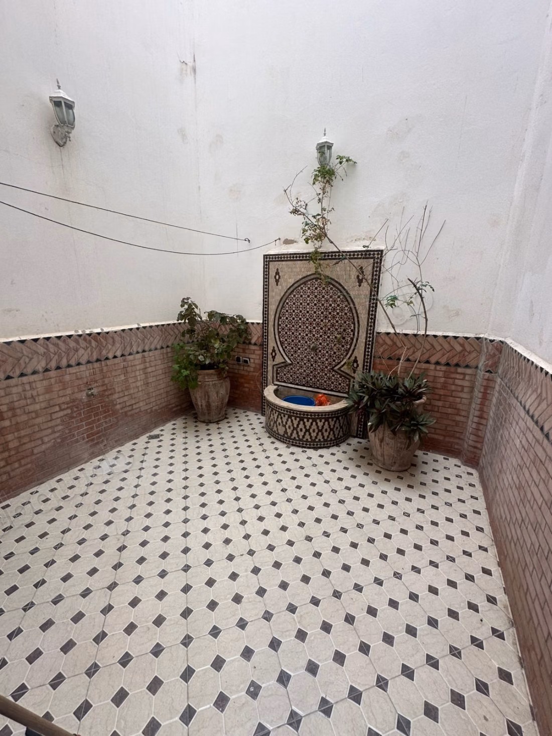Splendido appartamento in affitto a Bab Enzh. 2 ampi locali. Porta blindata, servizio di sicurezza