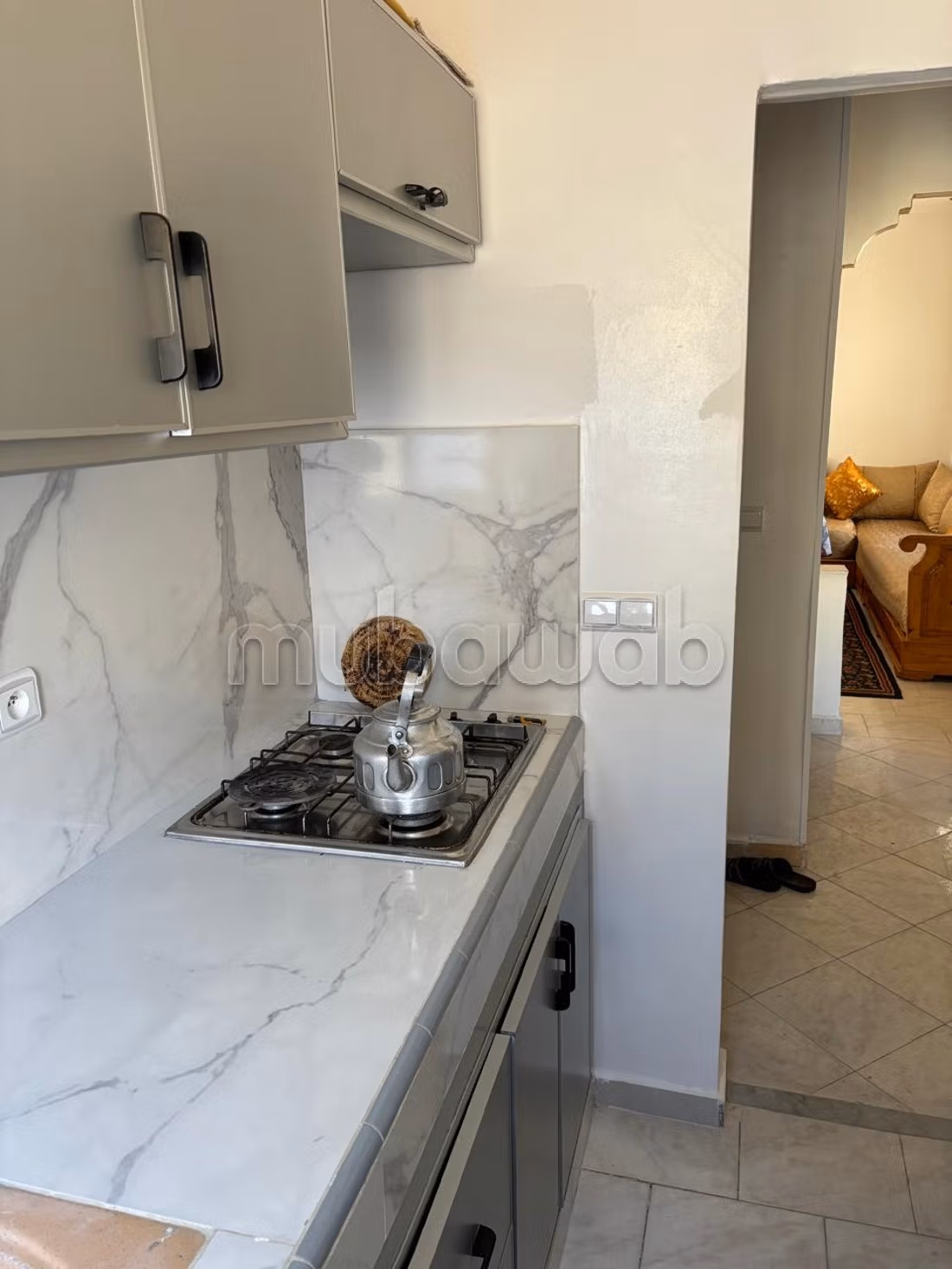 Location saisonnière à Bab Enzh. Surface de 56 m². Porte blindée et chauffage central