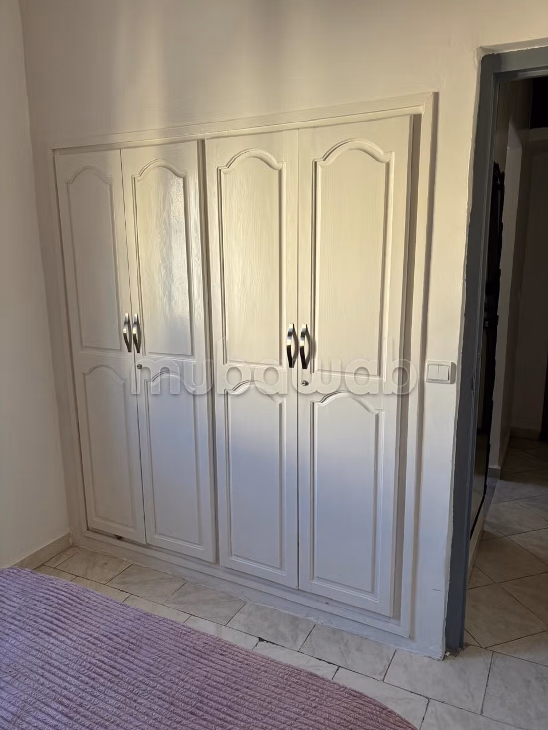 Location saisonnière à Bab Enzh. Surface de 56 m². Porte blindée et chauffage central