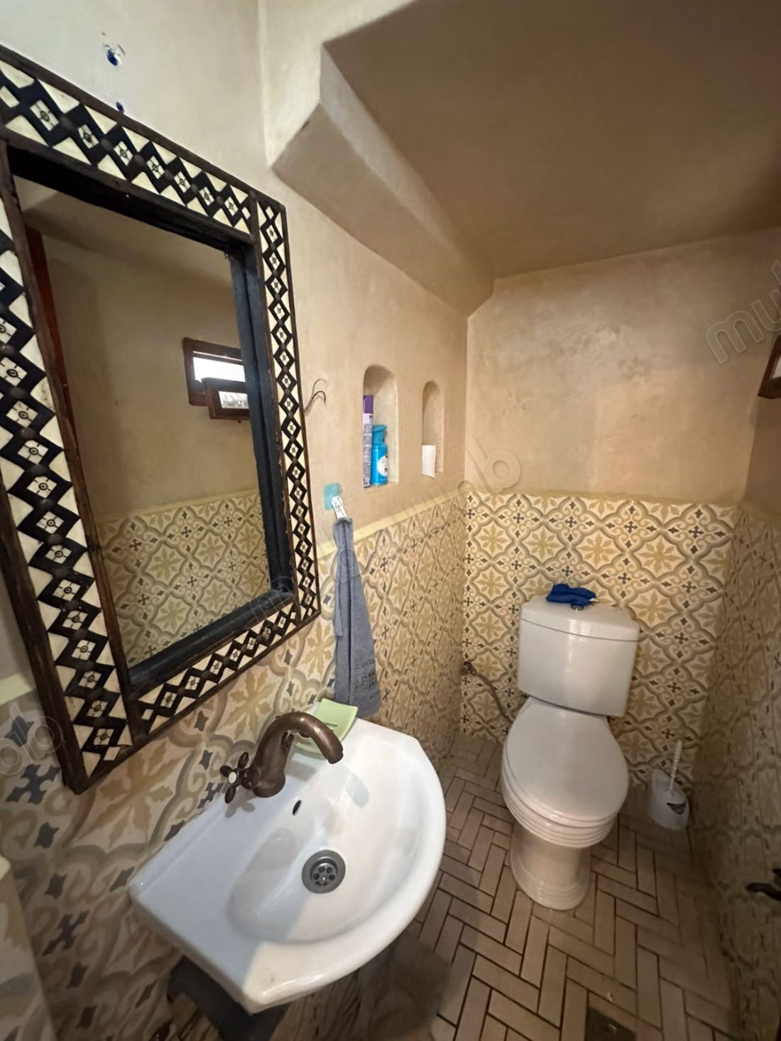 Splendido appartamento in affitto a Bab Enzh. 2 ampi locali. Porta blindata, servizio di sicurezza