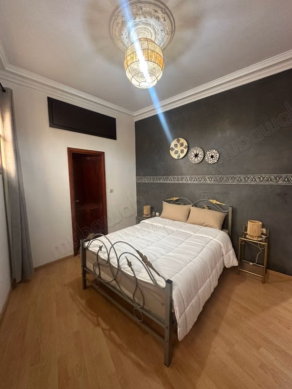 Splendido appartamento in affitto a Bab Enzh. 2 ampi locali. Porta blindata, servizio di sicurezza