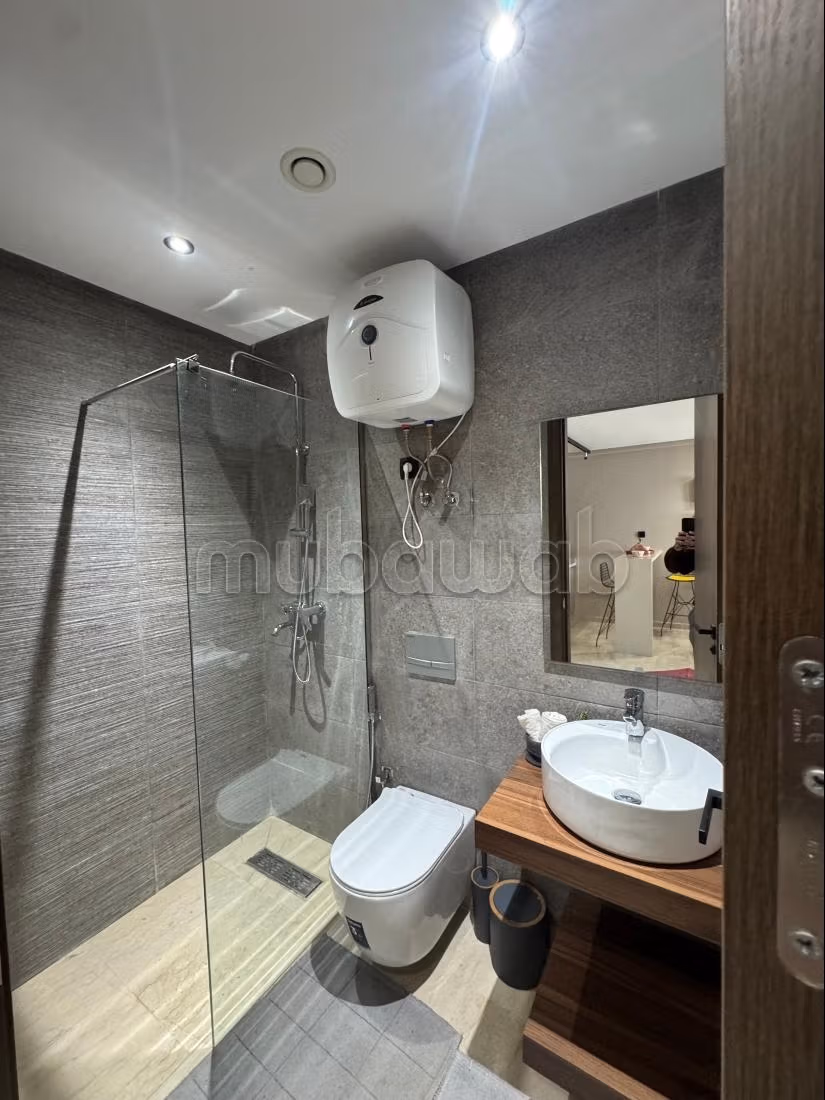 Superbe appartement à vendre à Anfa. 1 belle chambre. Chauffage central et porte blindée — 4