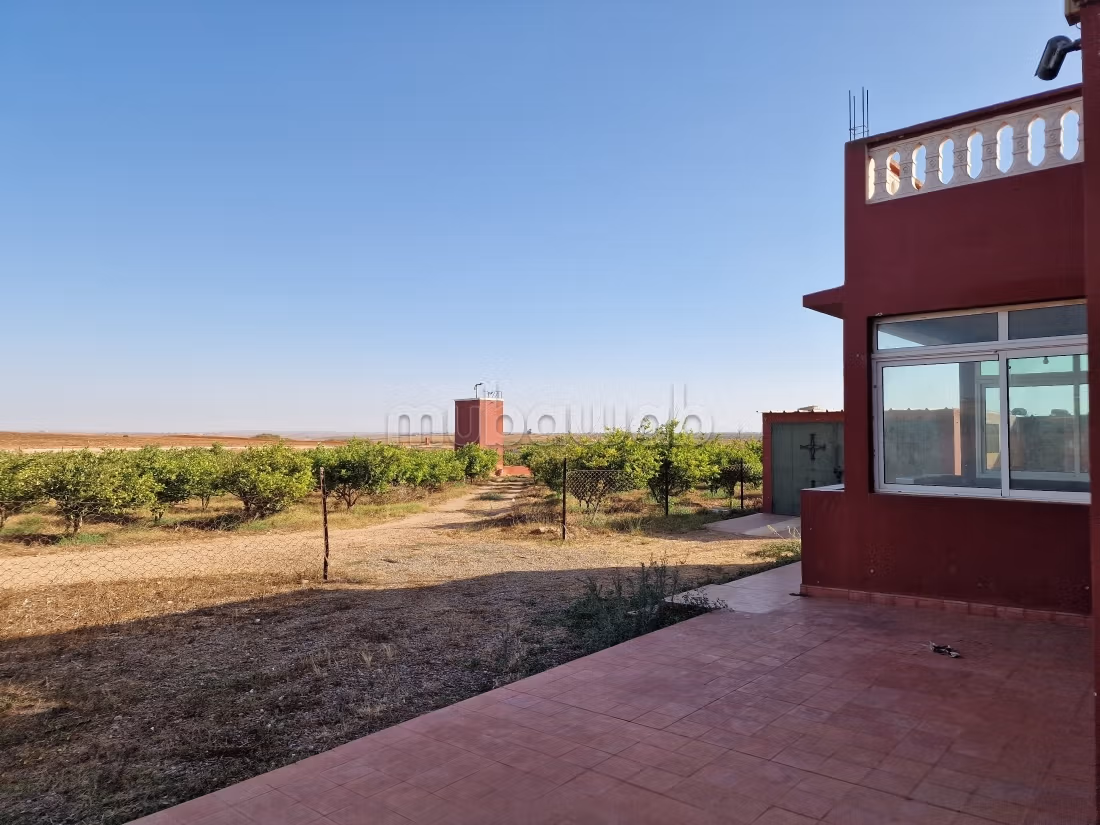 Agréable ferme à vendre à Oulad Hamdane. Surface de 26520 m². Sécurisé 24/24
