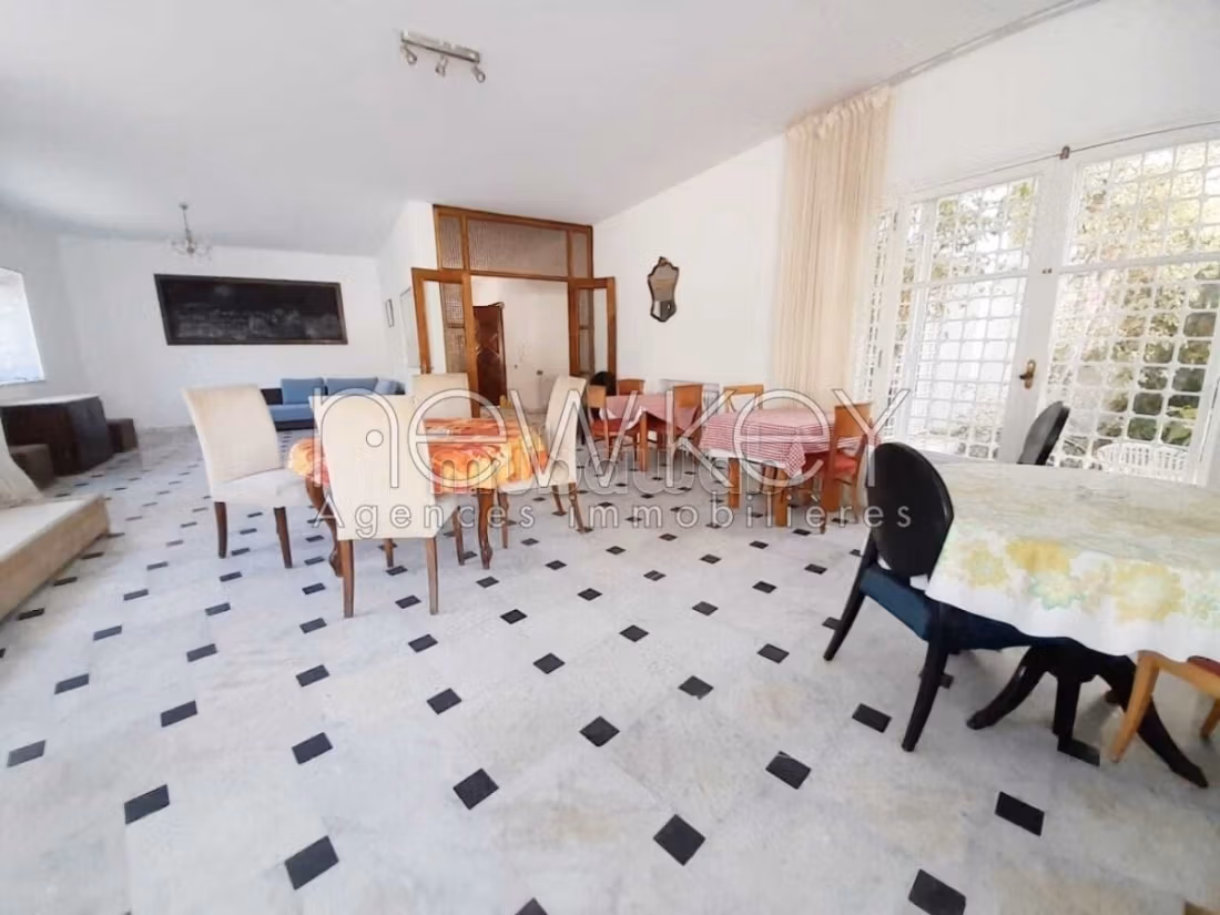 Grande villa con piscina in affitto a La Soukra