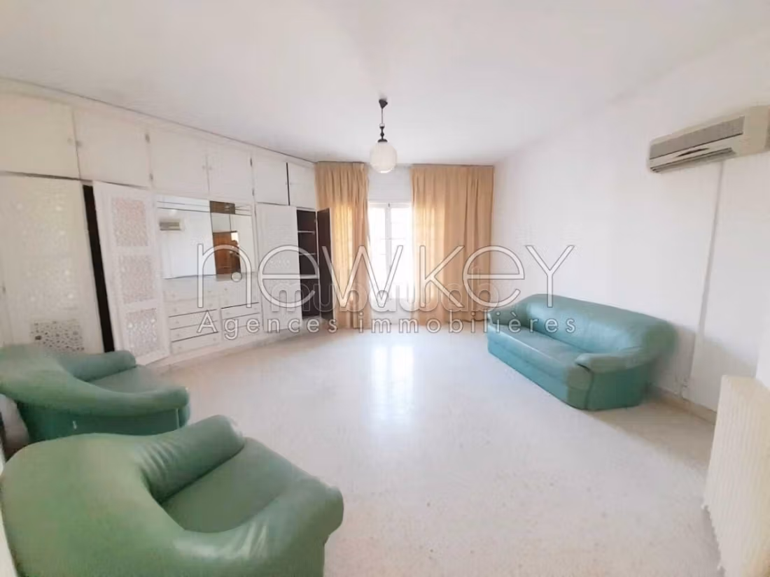 Grande villa con piscina in affitto a La Soukra