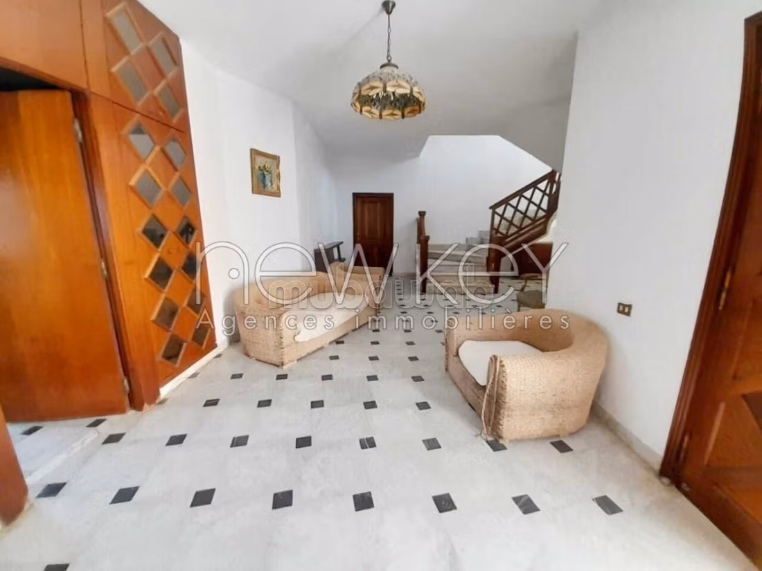 Grande villa con piscina in affitto a La Soukra