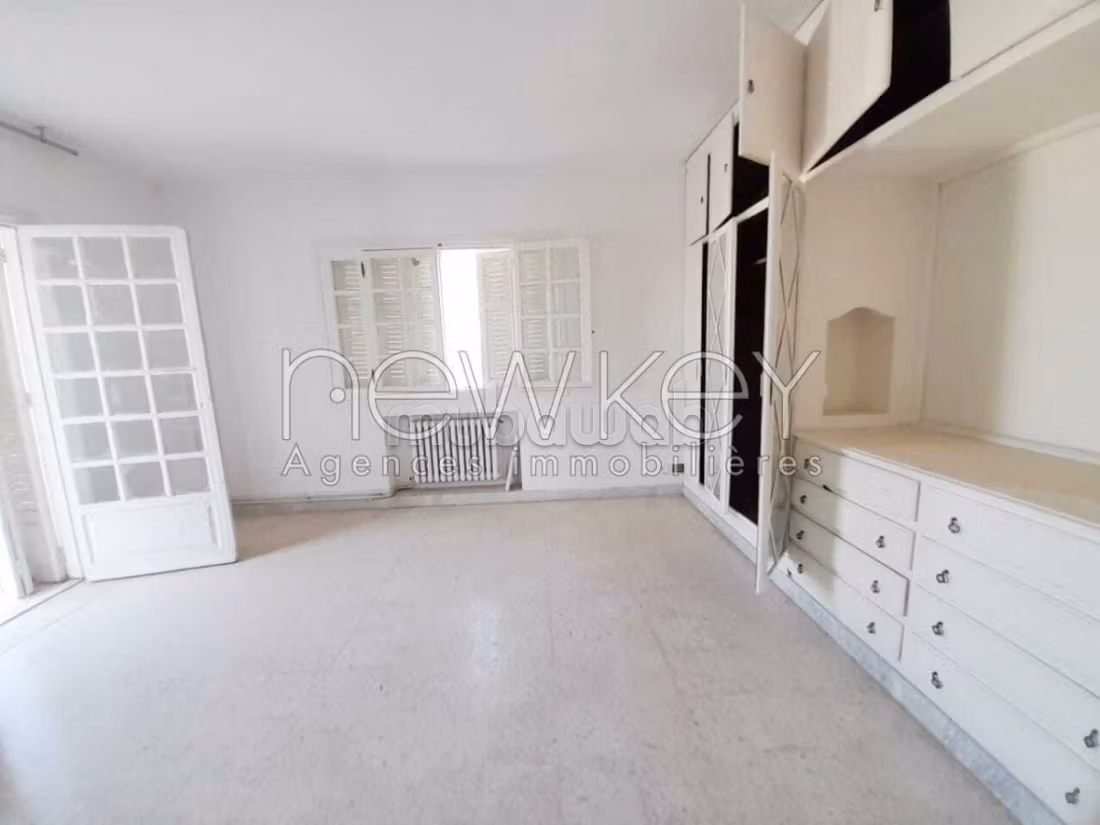 Grande villa con piscina in affitto a La Soukra