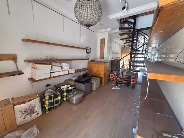 Magasin à vendre pas loin du stade d' honneur