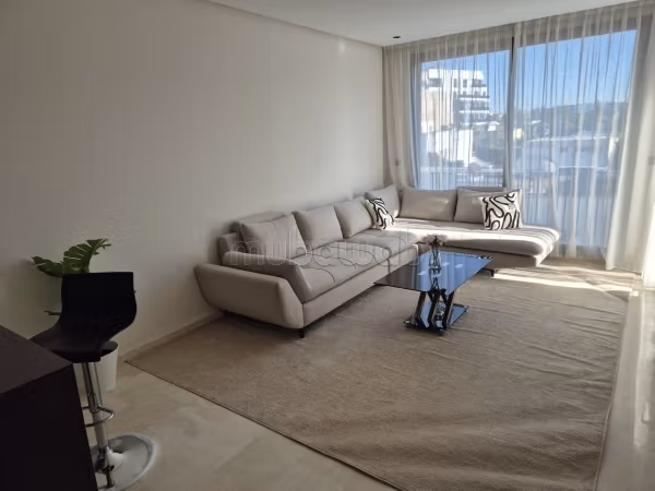 Bel appartement en location à Franceville. 
2 pièces confortables. 
Bien meublé