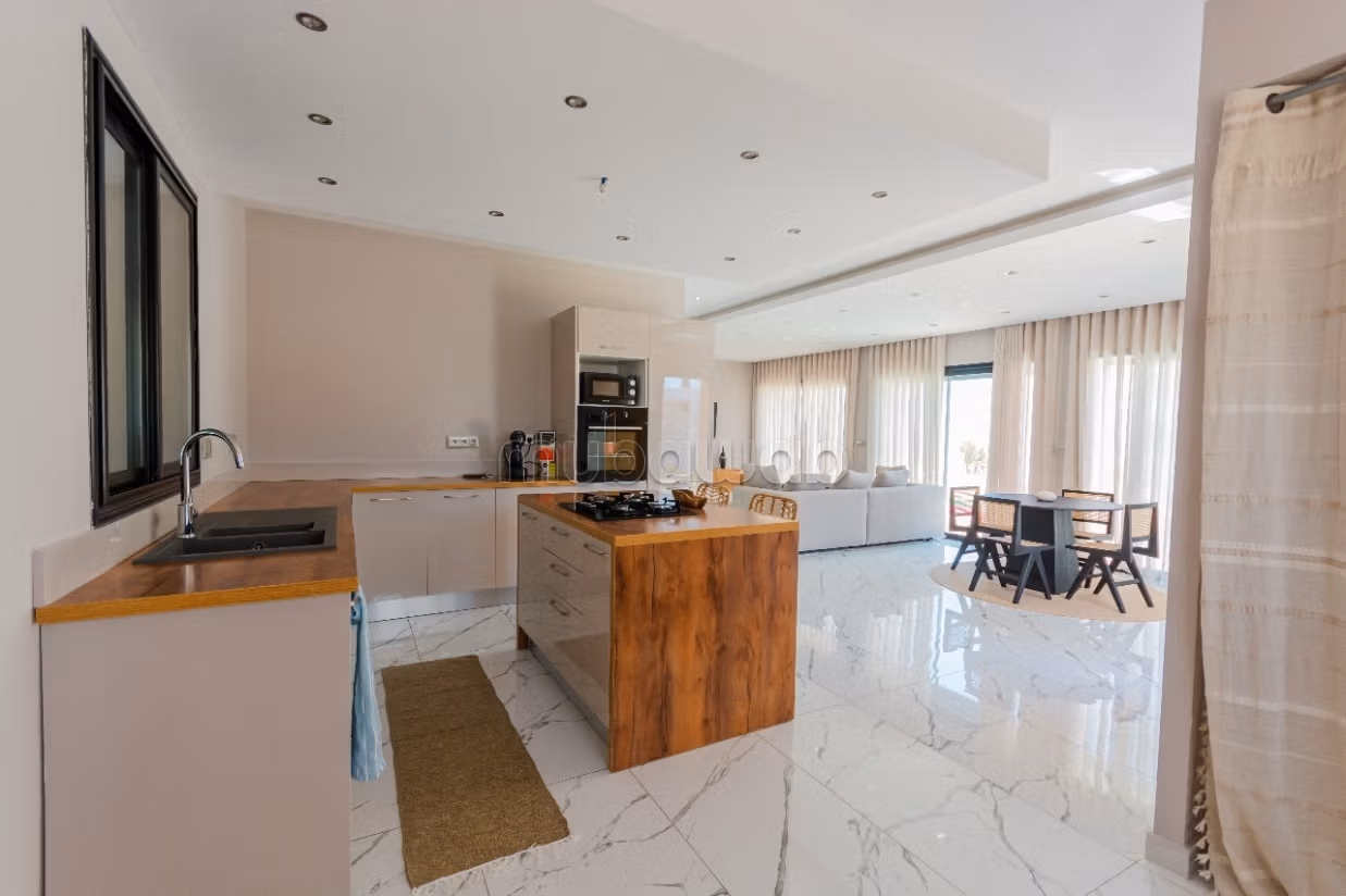 Maestosa residenza di lusso in affitto a Houmt Souk. 4 belle camere da letto. Terrazzo e garage