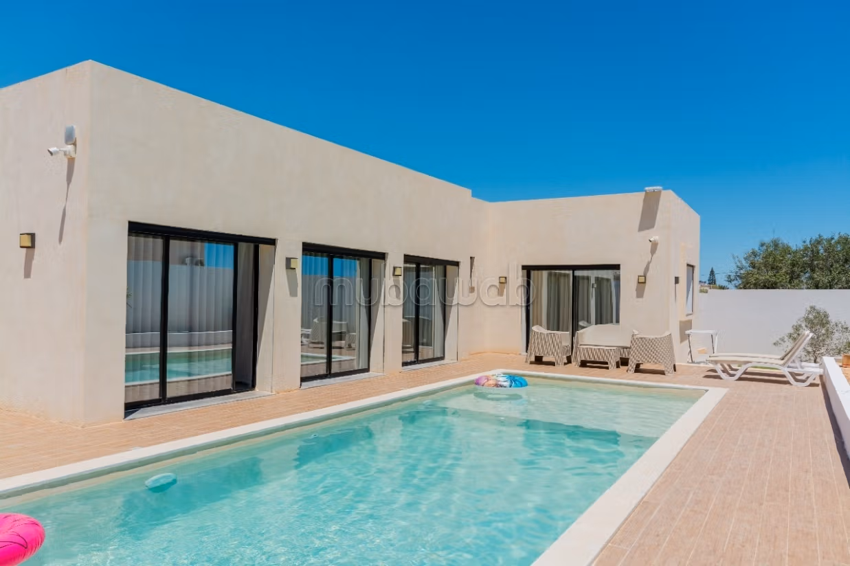 Maestosa residenza di lusso in affitto a Houmt Souk. 4 belle camere da letto. Terrazzo e garage