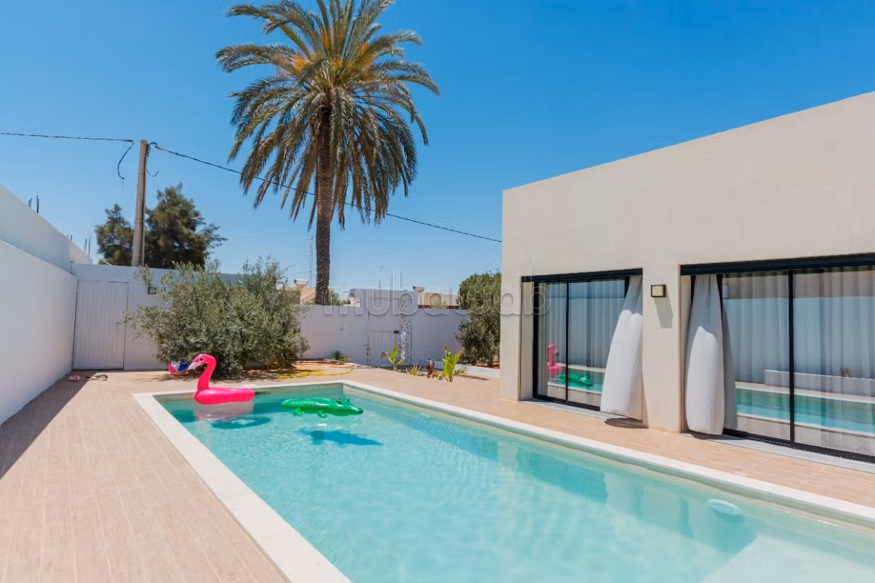 Maestosa residenza di lusso in affitto a Houmt Souk. 4 belle camere da letto. Terrazzo e garage