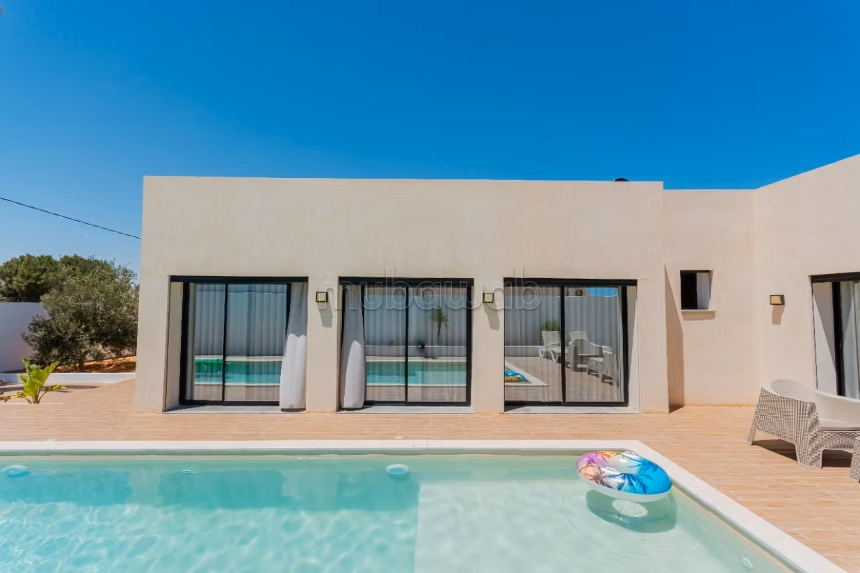 Maestosa residenza di lusso in affitto a Houmt Souk. 4 belle camere da letto. Terrazzo e garage
