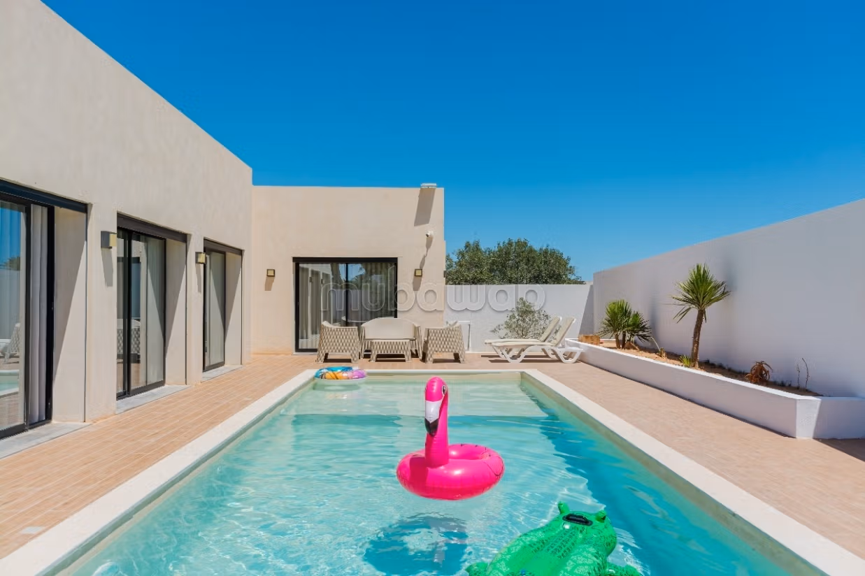 Maestosa residenza di lusso in affitto a Houmt Souk. 4 belle camere da letto. Terrazzo e garage