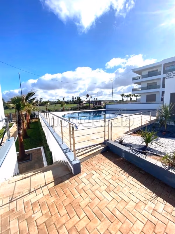 Coquet appartement vue piscine vide ou meublé