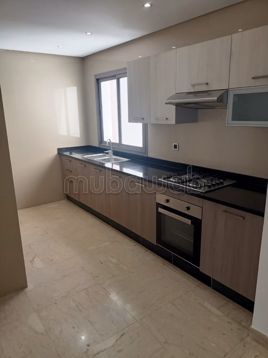 Superbe appartement à louer à Maârif. 2 chambres agréables. Ascenseur et places de parking