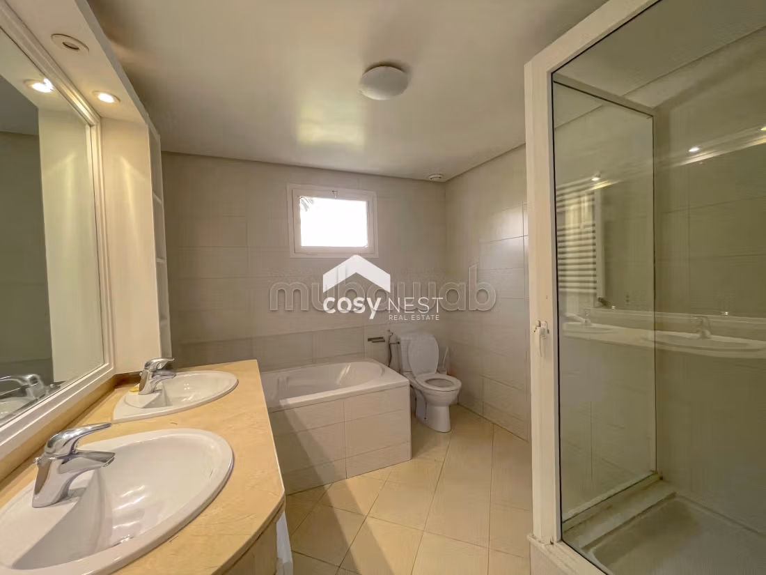 Magnificent villa for rent in Ain Diab. 7 large living areas. Secured door, Central air conditioning