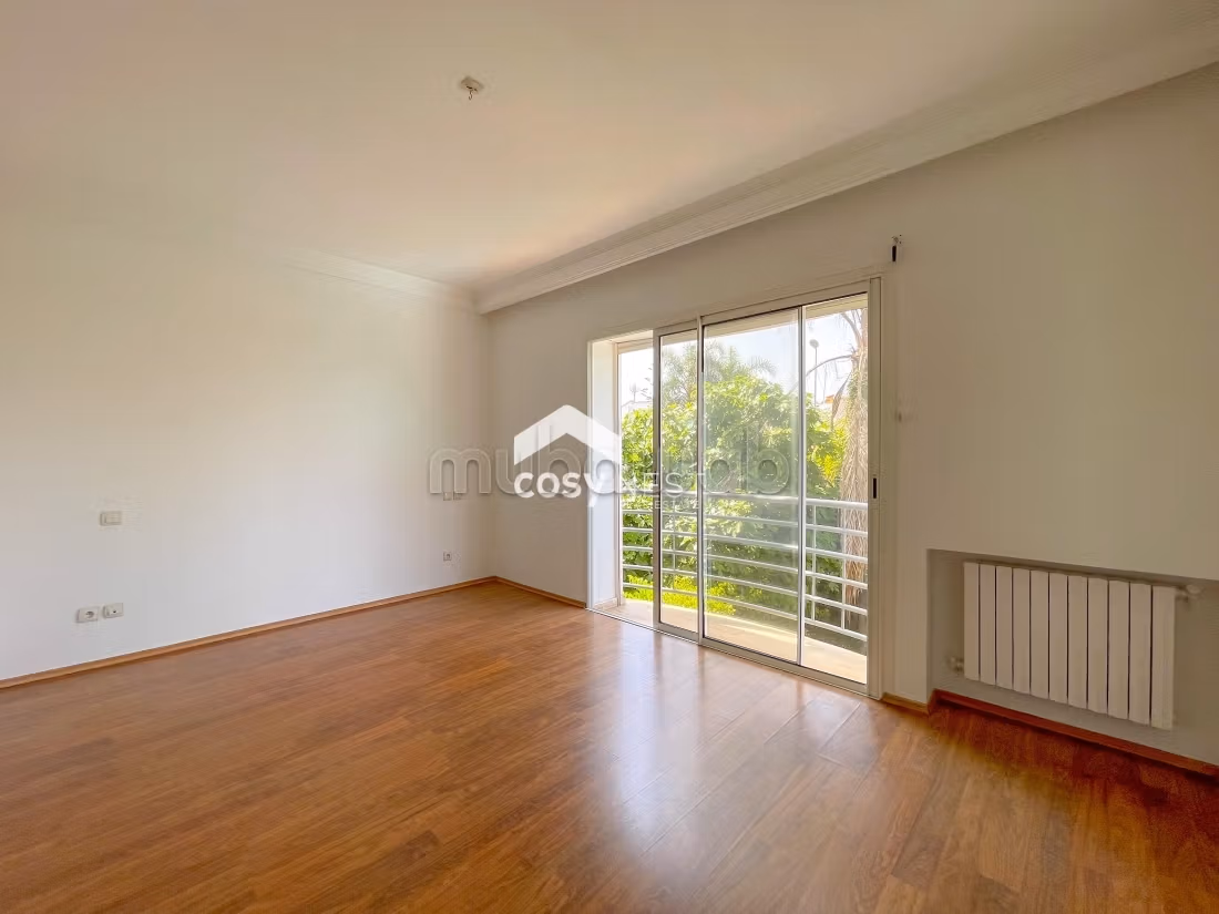 Magnificent villa for rent in Ain Diab. 7 large living areas. Secured door, Central air conditioning