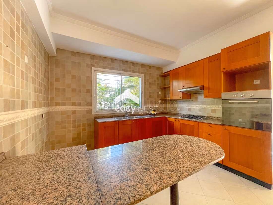 Magnificent villa for rent in Ain Diab. 7 large living areas. Secured door, Central air conditioning