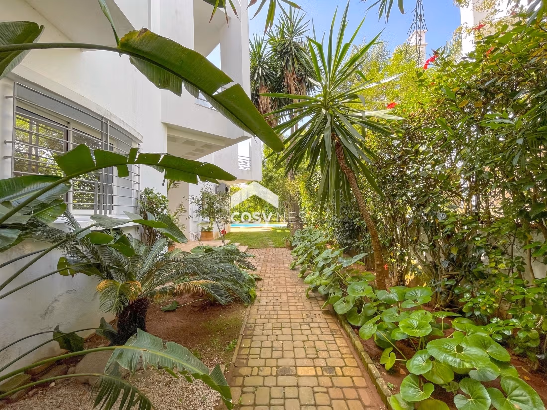 Magnificent villa for rent in Ain Diab. 7 large living areas. Secured door, Central air conditioning