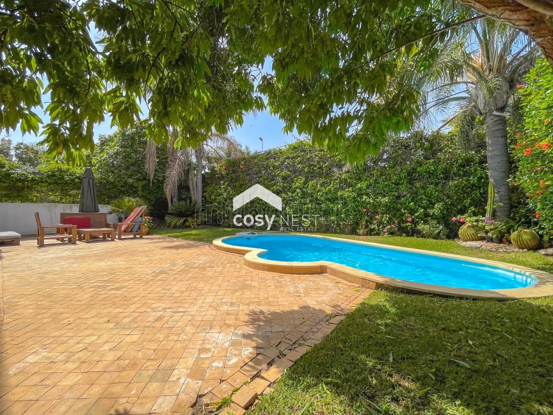 Magnificent villa for rent in Ain Diab. 7 large living areas. Secured door, Central air conditioning