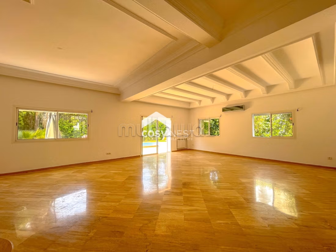 Magnificent villa for rent in Ain Diab. 7 large living areas. Secured door, Central air conditioning