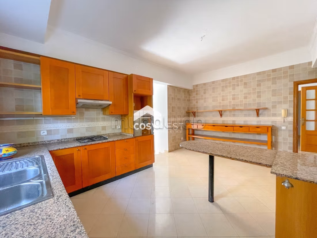 Magnificent villa for rent in Ain Diab. 7 large living areas. Secured door, Central air conditioning